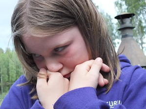 Tyttö violetissa puserossaan